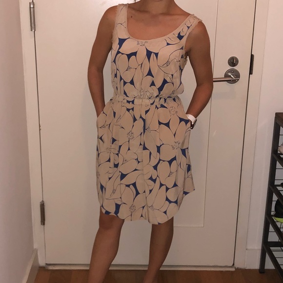 Club Monaco Dresses & Skirts - Club Monaco Silk Floral Dress